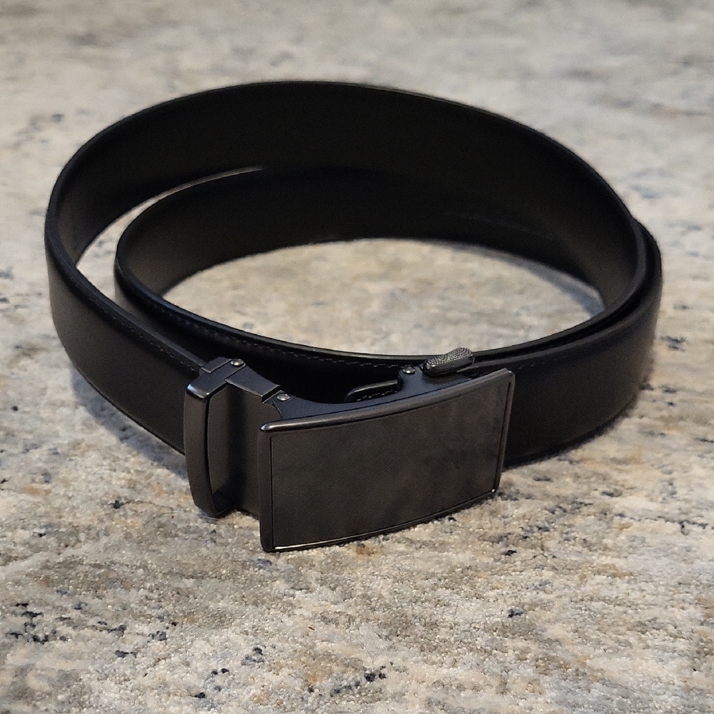 Sleek Black Men's Belt